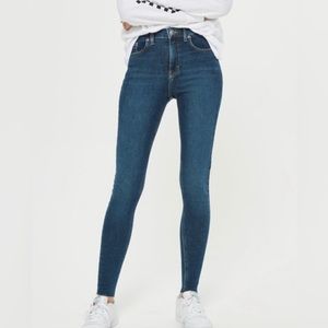 Topshop Jamie Raw Hem Jeans in mid blue- Size petite W26/66cm to fit L28/71cm